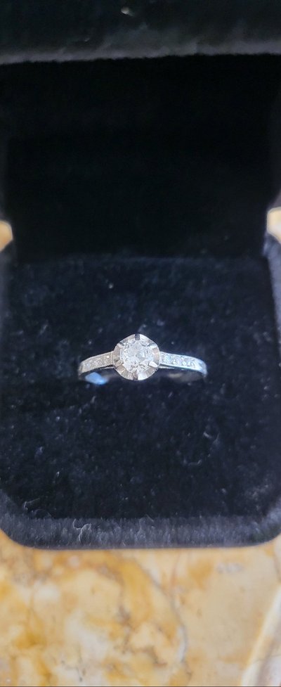 Anello Art Déco in platino con diamanti