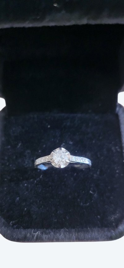 Anello Art Déco in platino con diamanti
