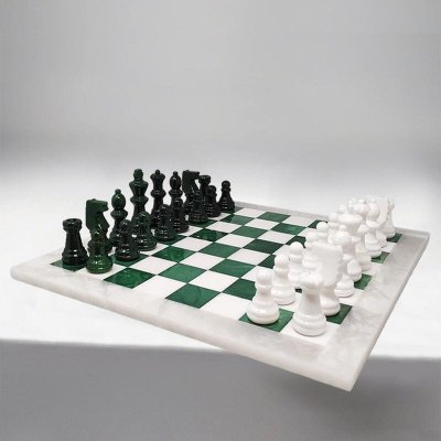 1970s Gorgeous Green and White Chess Set in Volterra Alabaster Handmade Made in Italy (Jeu d'échecs vert et blanc en albâtre de Volterra fait à la main)