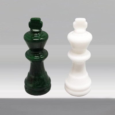 1970s Gorgeous Green and White Chess Set in Volterra Alabaster Handmade Made in Italy (Jeu d'échecs vert et blanc en albâtre de Volterra fait à la main)