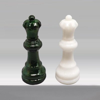 1970s Gorgeous Green and White Chess Set in Volterra Alabaster Handmade Made in Italy (Jeu d'échecs vert et blanc en albâtre de Volterra fait à la main)
