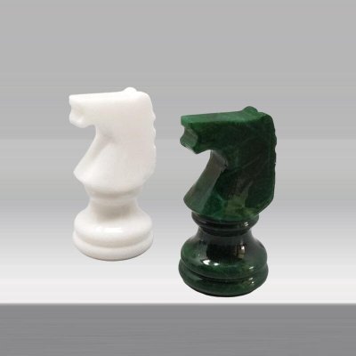1970s Gorgeous Green and White Chess Set in Volterra Alabaster Handmade Made in Italy (Jeu d'échecs vert et blanc en albâtre de Volterra fait à la main)
