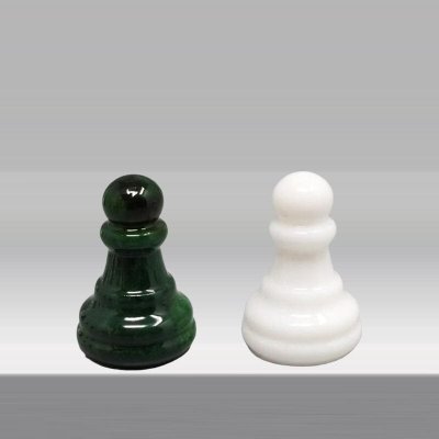 1970s Gorgeous Green and White Chess Set in Volterra Alabaster Handmade Made in Italy (Jeu d'échecs vert et blanc en albâtre de Volterra fait à la main)
