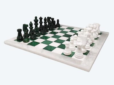 1970s Gorgeous Green and White Chess Set in Volterra Alabaster Handmade Made in Italy (Jeu d'échecs vert et blanc en albâtre de Volterra fait à la main)