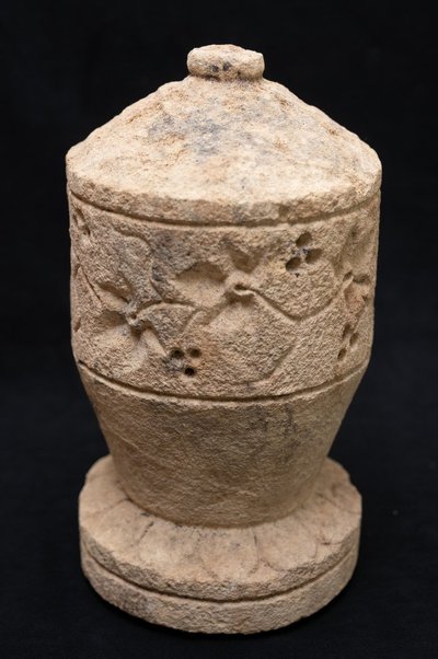 Coppia di urne in pietra calcarea