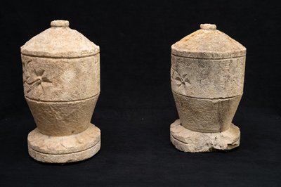 Coppia di urne in pietra calcarea