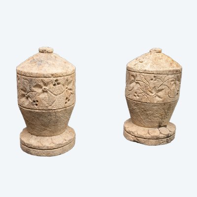 Coppia di urne in pietra calcarea