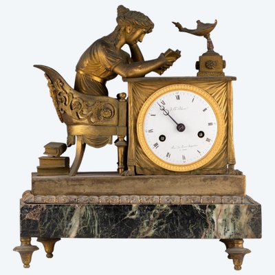 Standuhr „La liseuse“ aus vergoldeter Bronze und grünem Marmor, 19. Jahrhundert