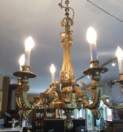 Un lampadario in bronzo dorato.