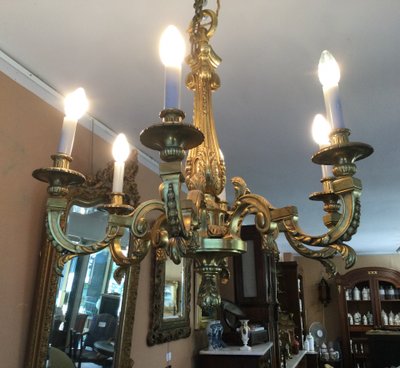 Un lampadario in bronzo dorato.
