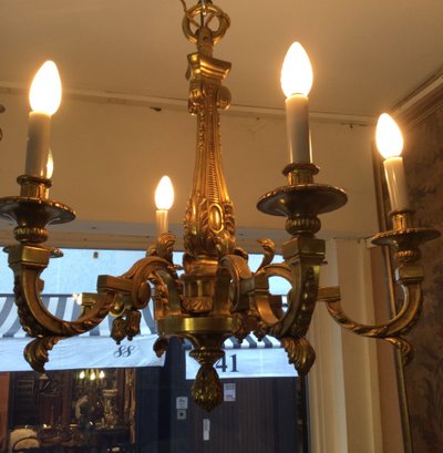 Un lampadario in bronzo dorato.