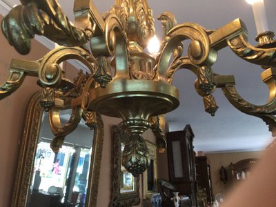 Un lampadario in bronzo dorato.