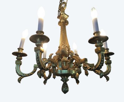 Un lampadario in bronzo dorato.