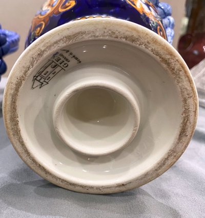 Paire de vases en porcelaine de Gien décor de la renaissance sur fond bleu cobalt  