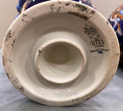 Paire de vases en porcelaine de Gien décor de la renaissance sur fond bleu cobalt  