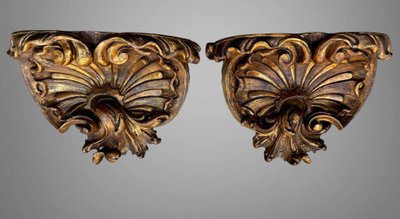 COPPIA DI GRANDI MENSOLE DA PARETE IN LEGNO DORATO E INTAGLIATO DI EPOCA LUIGI XV