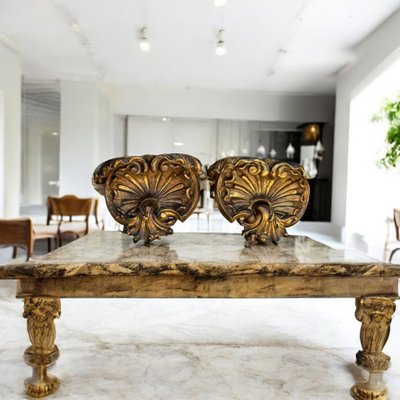 COPPIA DI GRANDI MENSOLE DA PARETE IN LEGNO DORATO E INTAGLIATO DI EPOCA LUIGI XV