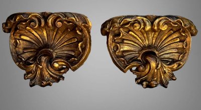 COPPIA DI GRANDI MENSOLE DA PARETE IN LEGNO DORATO E INTAGLIATO DI EPOCA LUIGI XV