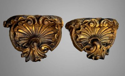 COPPIA DI GRANDI MENSOLE DA PARETE IN LEGNO DORATO E INTAGLIATO DI EPOCA LUIGI XV