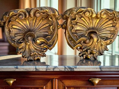 COPPIA DI GRANDI MENSOLE DA PARETE IN LEGNO DORATO E INTAGLIATO DI EPOCA LUIGI XV