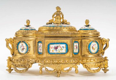 A gilt bronze box with Sévres porcelain plates, 19th century