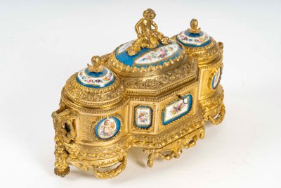 A gilt bronze box with Sévres porcelain plates, 19th century