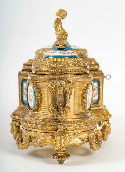 A gilt bronze box with Sévres porcelain plates, 19th century
