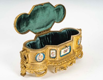 A gilt bronze box with Sévres porcelain plates, 19th century