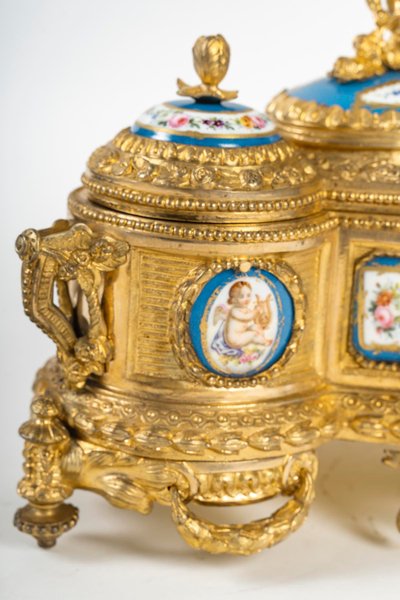 A gilt bronze box with Sévres porcelain plates, 19th century