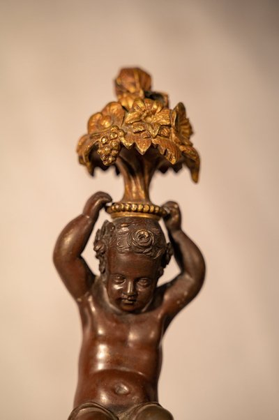 Coppia di puttini in bronzo e marmo