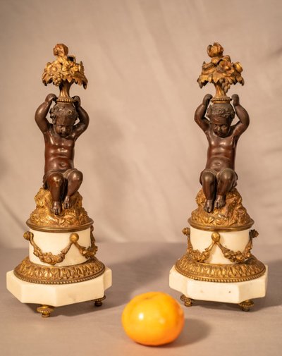 Coppia di puttini in bronzo e marmo