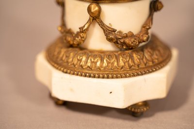 Coppia di puttini in bronzo e marmo
