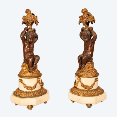 Coppia di puttini in bronzo e marmo