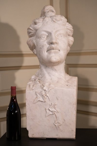 Grande busto in marmo di Carrara "La ragazza con lo chignon".