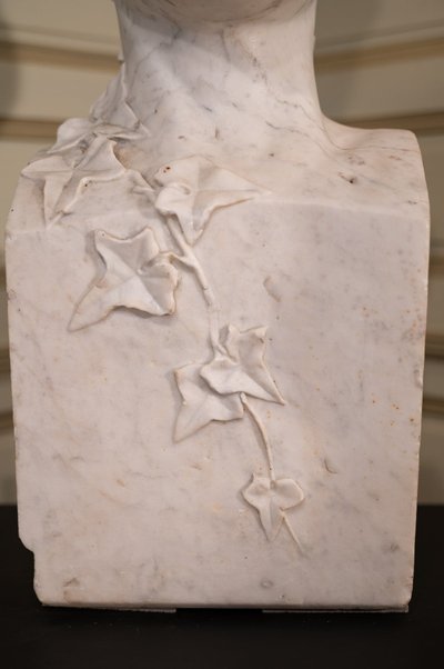 Grande busto in marmo di Carrara "La ragazza con lo chignon".