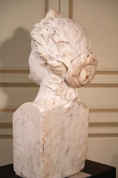 Grande busto in marmo di Carrara "La ragazza con lo chignon".