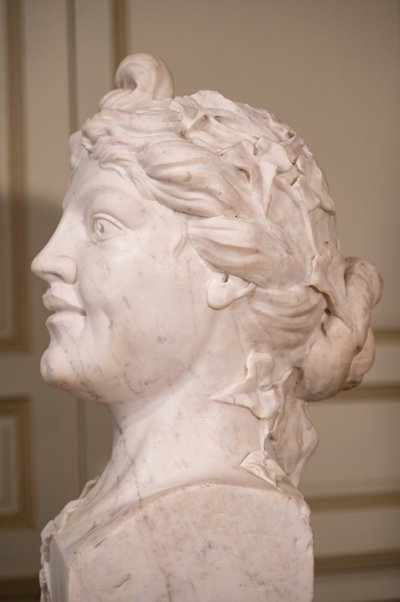 Grande busto in marmo di Carrara "La ragazza con lo chignon".