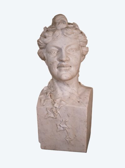 Grande busto in marmo di Carrara "La ragazza con lo chignon".