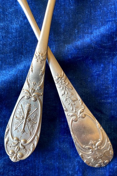 Cutlery for entremets.