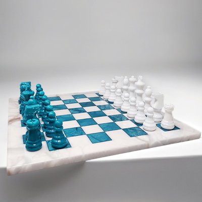 1970s Gorgeous Turquoise and White Chess Set in Volterra Alabaster Handmade Made in Italy (Jeu d'échecs turquoise et blanc en albâtre de Volterra fait à la main)