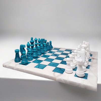 1970s Gorgeous Turquoise and White Chess Set in Volterra Alabaster Handmade Made in Italy (Jeu d'échecs turquoise et blanc en albâtre de Volterra fait à la main)