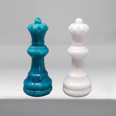 1970s Gorgeous Turquoise and White Chess Set in Volterra Alabaster Handmade Made in Italy (Jeu d'échecs turquoise et blanc en albâtre de Volterra fait à la main)