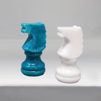 1970s Gorgeous Turquoise and White Chess Set in Volterra Alabaster Handmade Made in Italy (Jeu d'échecs turquoise et blanc en albâtre de Volterra fait à la main)