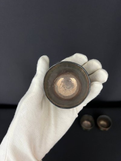 Service à thé chinois ancien en coco et argent, avec plateau en bois sculpté