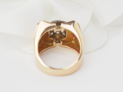 Anello Tank in oro rosa, rubini e diamanti