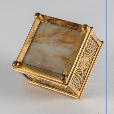 Tiffany Studios, encrier en opaline et laiton doré, XXe