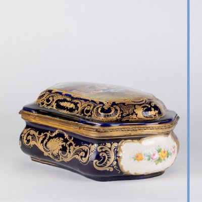 Sèvres Manufactory, porcelain casket embellished with gold, 19th century