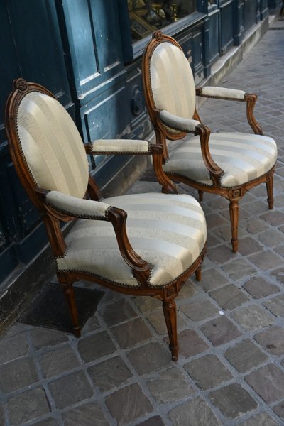 Paire de fauteuils à la Reine .Transition estampillés de Geny  XVIII
