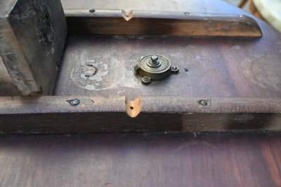 Tavolo con piedistallo in mogano con timbro Canabas fine XVIII secolo