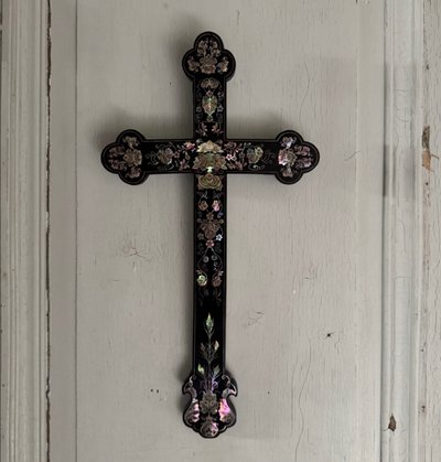 Indochina-Holzkreuz mit Perlmutteinlagen aus dem frühen 20. Jahrhundert